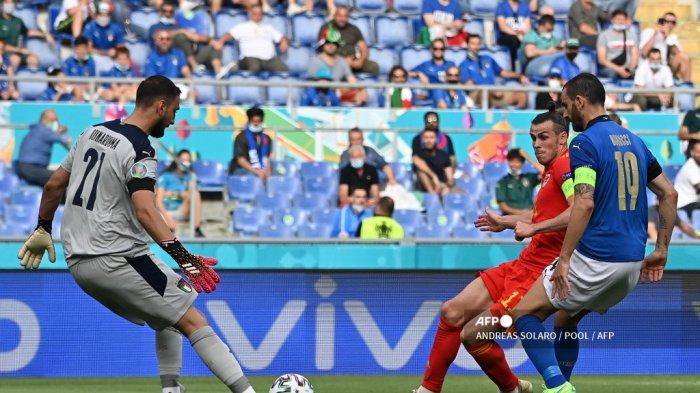 Penjaga gawang Italia Gianluigi Donnarumma (kiri) membersihkan bola di depan penyerang Wales Gareth Bale (tengah) selama pertandingan sepak bola Grup A UEFA EURO 2020 antara Italia dan Wales di Stadion Olimpiade di Roma pada 20 Juni 2021.