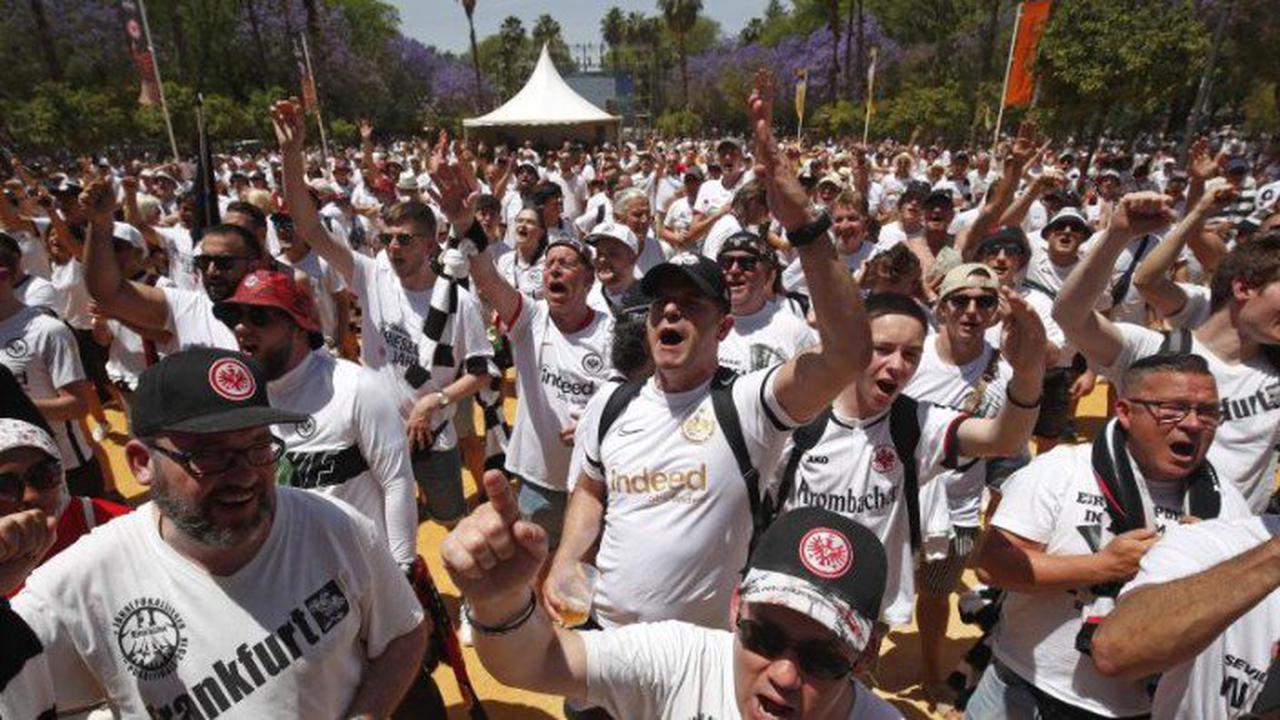 Fußball : Zehntausende Fans feiern in Sevilla