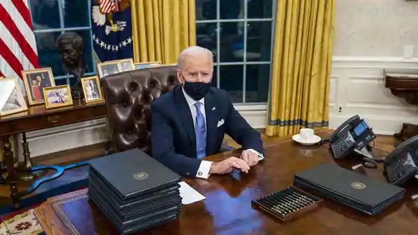 First photos of President Biden resuming at Oval office after his inauguration 