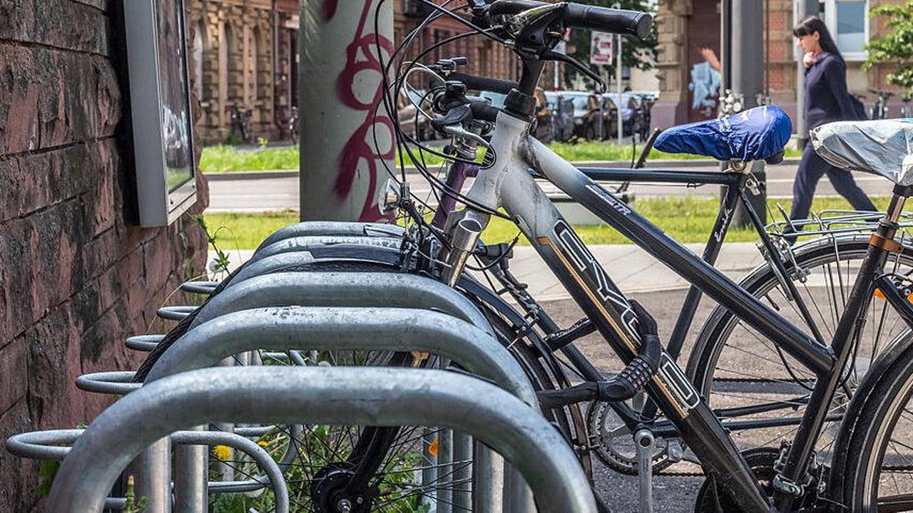 Mehr Platz für Fahrräder in Karlsruhe: Grüne wollen Autoparkplätze "temporär umwidmen" - Aber wo?