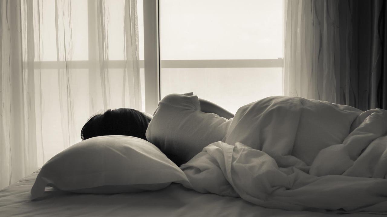 Eislingen: Frau (30) wacht nachts auf – fremder Mann liegt neben ihr im Bett