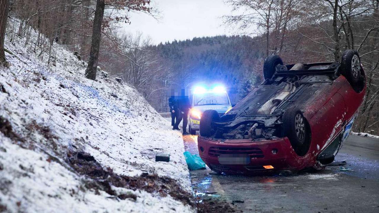 Fahrer (23) verliert auf Schneematsch die Kontrolle: Auto landet auf dem Dach