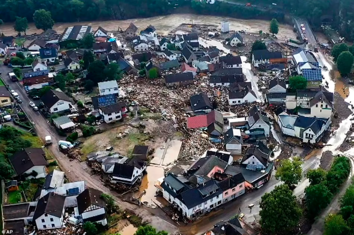 20 dead and 70 people missing as floods destroy buildings and leave families trapped on rooftops in Germany (photos)