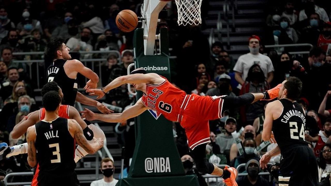 Chicago Bulls' Billy Donovan blasts Milwaukee Bucks' Grayson Allen for 'dangerous' foul on Alex Caruso
