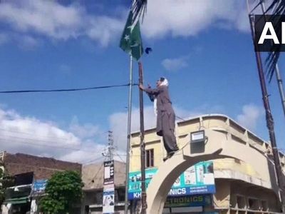 PoK में कार्यकर्ता ने उतारा पाकिस्‍तानी झंडा, मिलने लगी जान से मारने की धमकियां