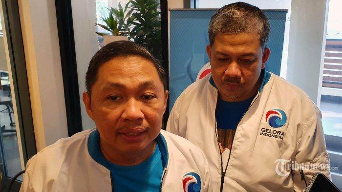 Inisiator Partai Gelora Indonesia Anis Matta (kiri) dan Fahri Hamzah (kanan) memberikan keterangan usai perkenalan partai baru tersebut di Jakarta, Minggu (10/11/2019). Partai Gelora Indonesia yang akan diketuai oleh Anis Matta tersebut menargetkan deklarasi resmi Partai Gelora Indonesia akan berlangsung pada awal Bulan Januari 2020, usai merampungkan dokumen pendaftaran kepengurusan partai di Kementerian Hukum dan HAM.