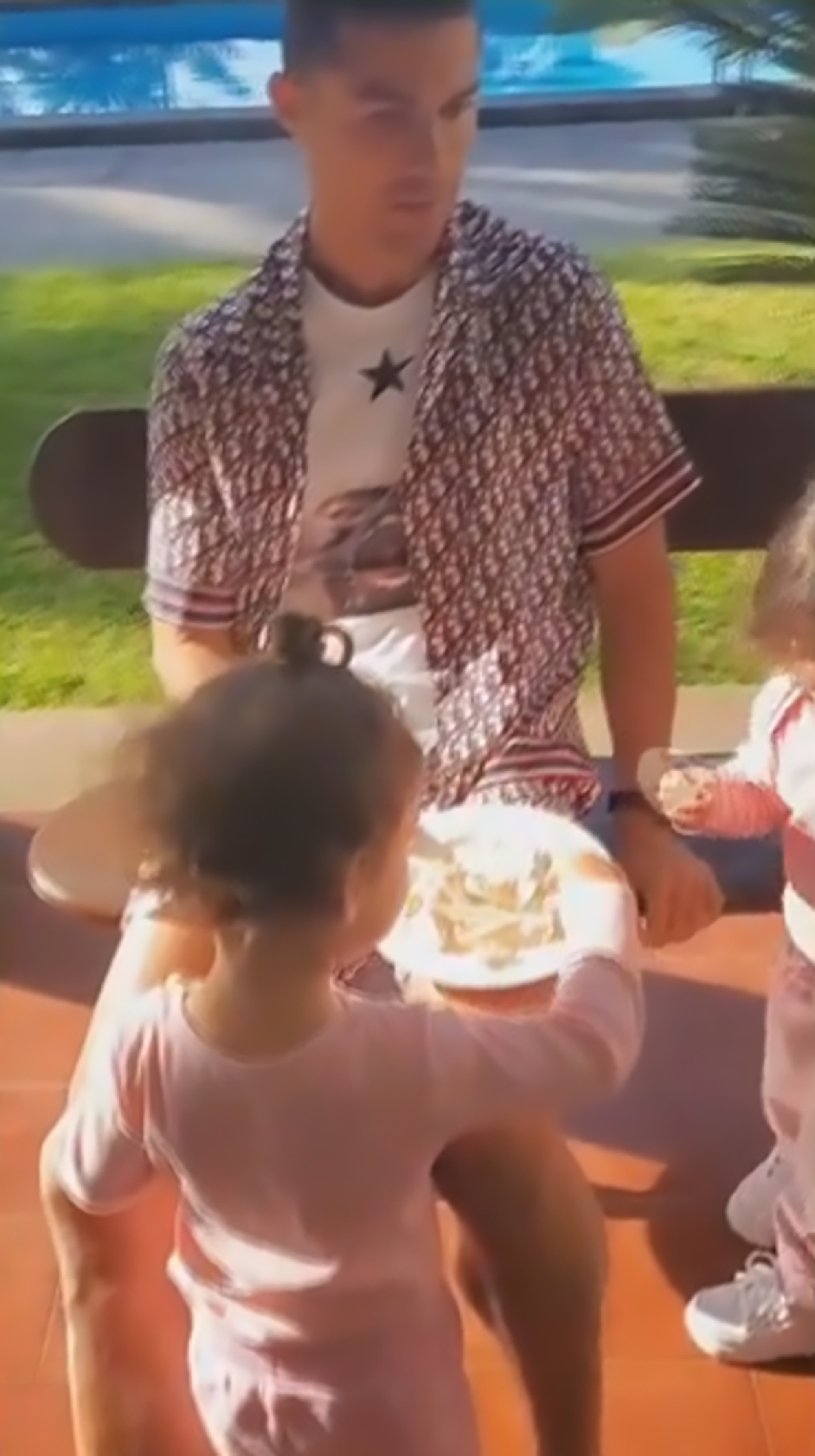  CR7 was relaxing with his kids, girlfriend and cat