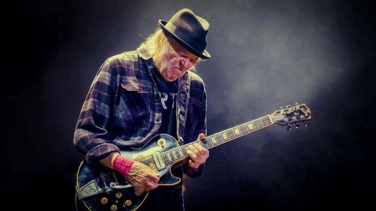 Neil Young exige que sa musique soit retirée de Spotify, affirmant que la plateforme diffuse de fausses informations sur les vaccins