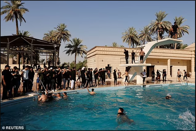  Violent clashes leave 23 dead after protesters storm Iraqi government palace and stage impromptu pool party (photos)