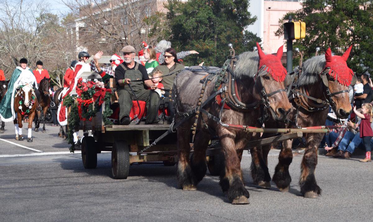Aiken Christmas Parade 2022 Hoofbeats And Christmas Carols Draws Crowd To Downtown Aiken - Opera News