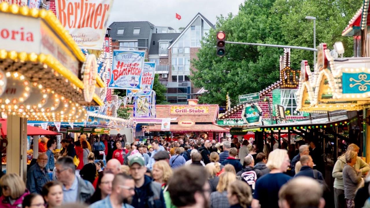 Tödlicher Unfall in Emden: Todesfall überschattet Matjesfest! Frau (18) bei Volksfest gestorben
