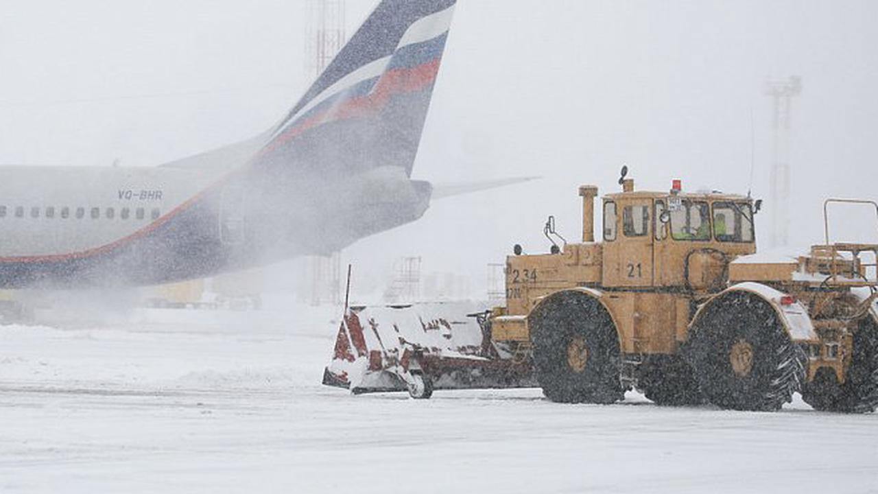 Аэропорт Краснодара снова отменил и приостановил рейсы из-за снегопада