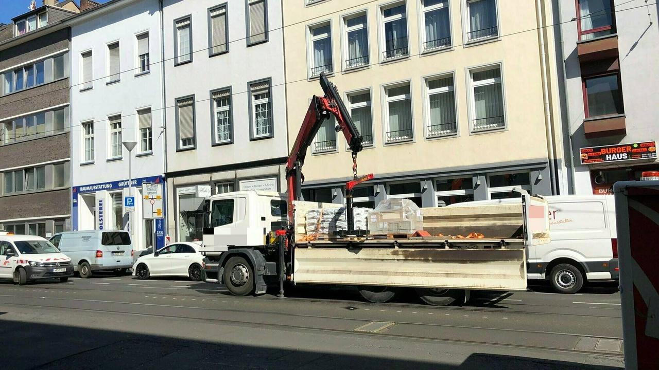 Lkw-Unfall legt Straßenbahnverkehr in Krefeld lahm