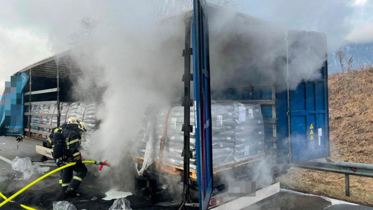 Reifenplatzer: Lkw-Brand auf der Inntalautobahn