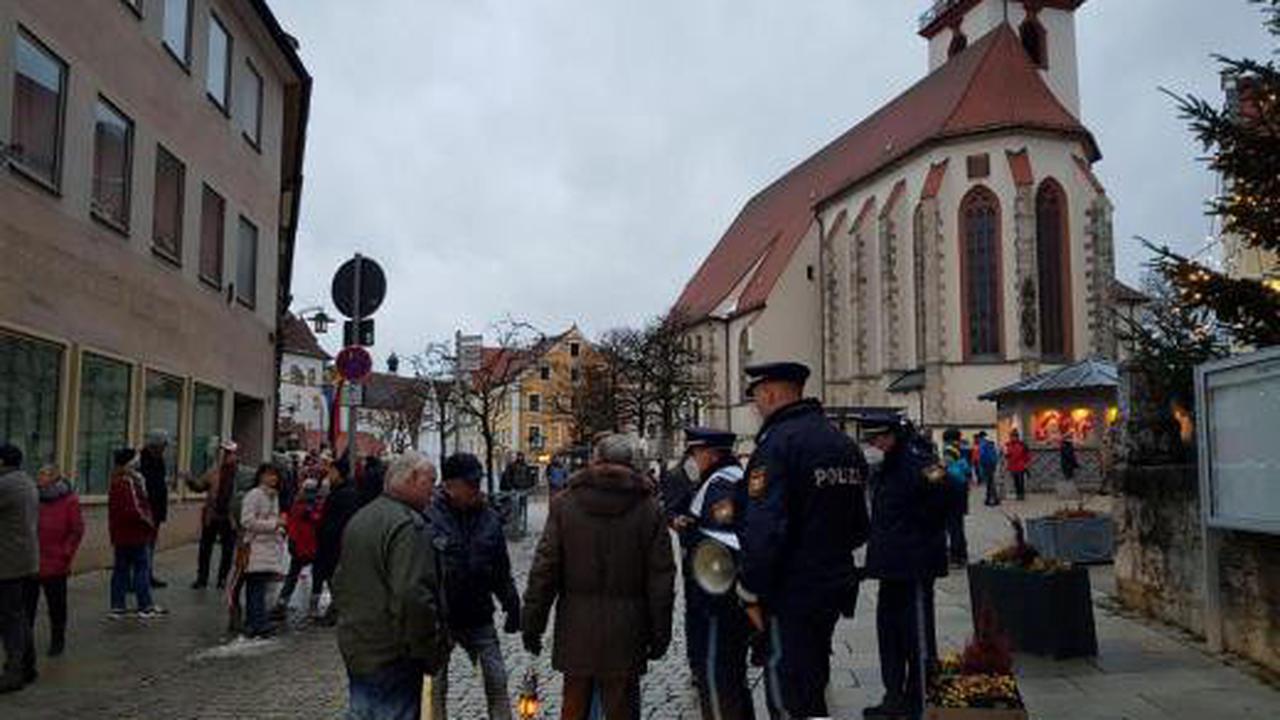 Polizeieinsatz in Sulzbach-Rosenberg: Querdenker sammeln sich vor Rathaus
