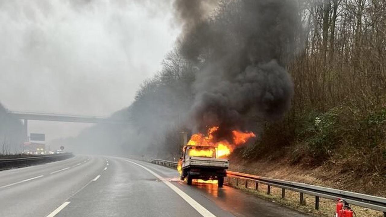 ▷ FW-DO: Kleintransporter brennt auf der BAB 45