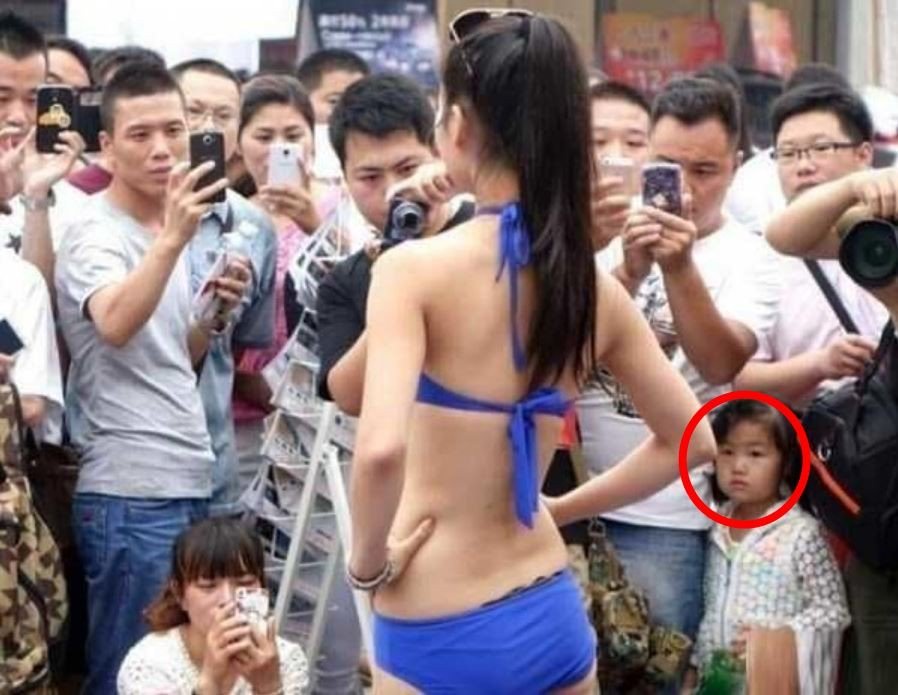 Jangan Fokus ke Lingkaran Merah, 10 Potret Ini Bikin Pikiran Ngeres