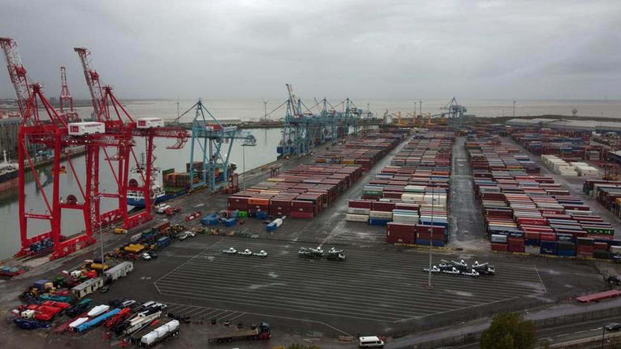 Des centaines de dockers de Liverpool lancent une grève de deux semaines en raison d'un conflit salarial