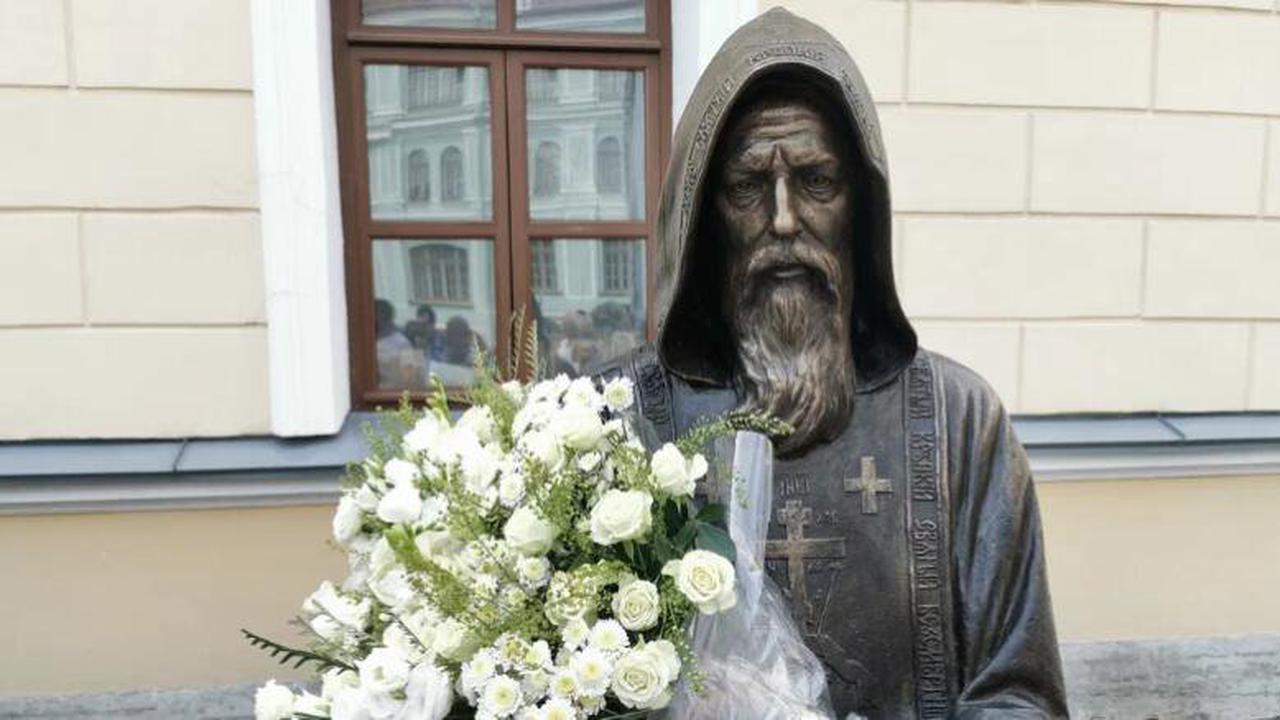 В Петербурге торжественно открыли памятник Серафиму Вырицкому