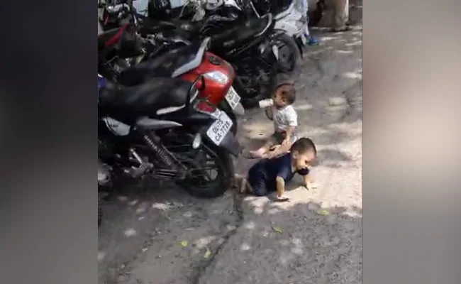 3 महीने से सैलरी नहीं मिलने पर 2 मासूम बच्चों को सड़क पर छोड़कर भागा पिता,पुलिस ने बच्चों को पहुंचाया घर