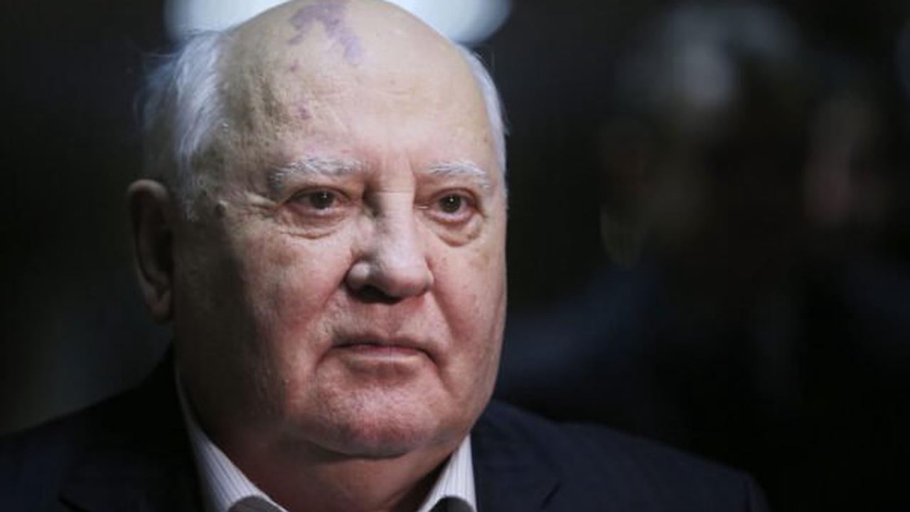 На руках нет живого места: в Сеть слили свежее фото 91-летнего Михаила Горбачева, который уже 3 года живёт в больнице