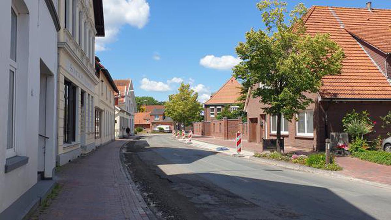 Straßensanierungen in der Gemeinde Apen: Ortsdurchfahrt: Alte Fahrbahn wird abgefräst