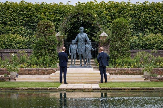 William and Harry unite to unveil Princess Diana?s statue at Kensington Palace (photos)