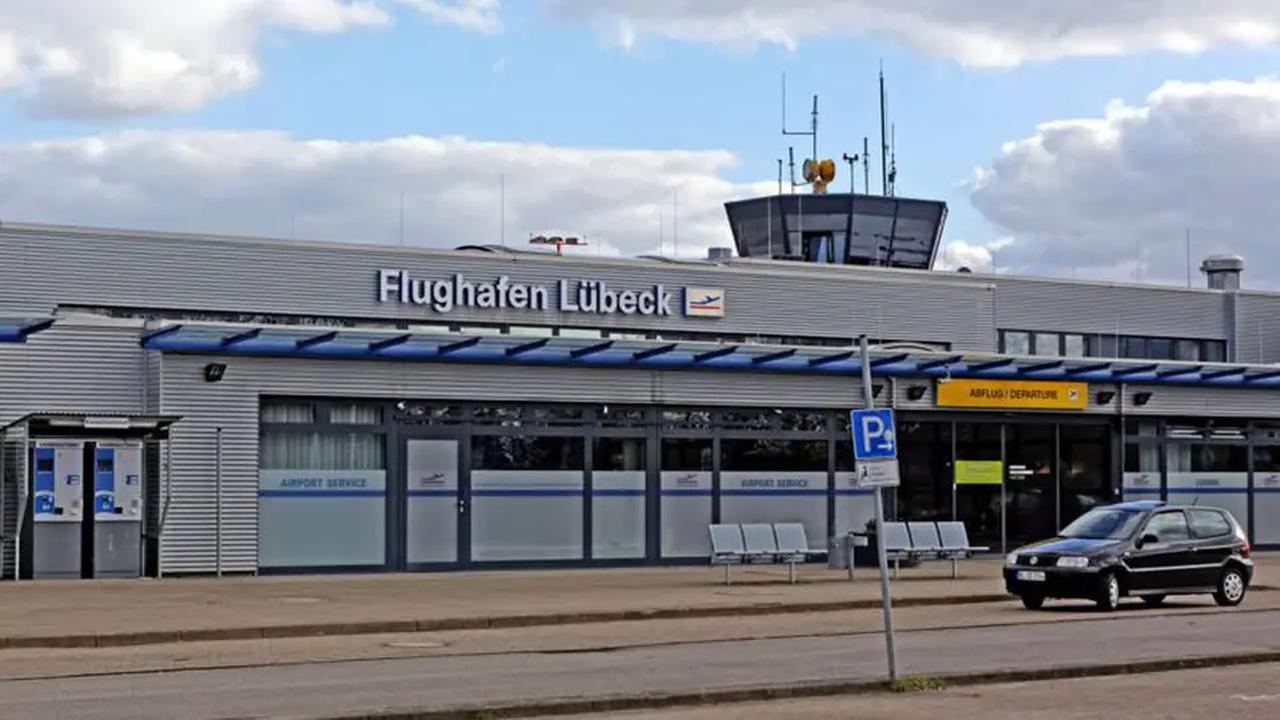 Impfstoff nicht zugelassen: Polizei stoppt illegale Aktion am Flughafen Lübeck