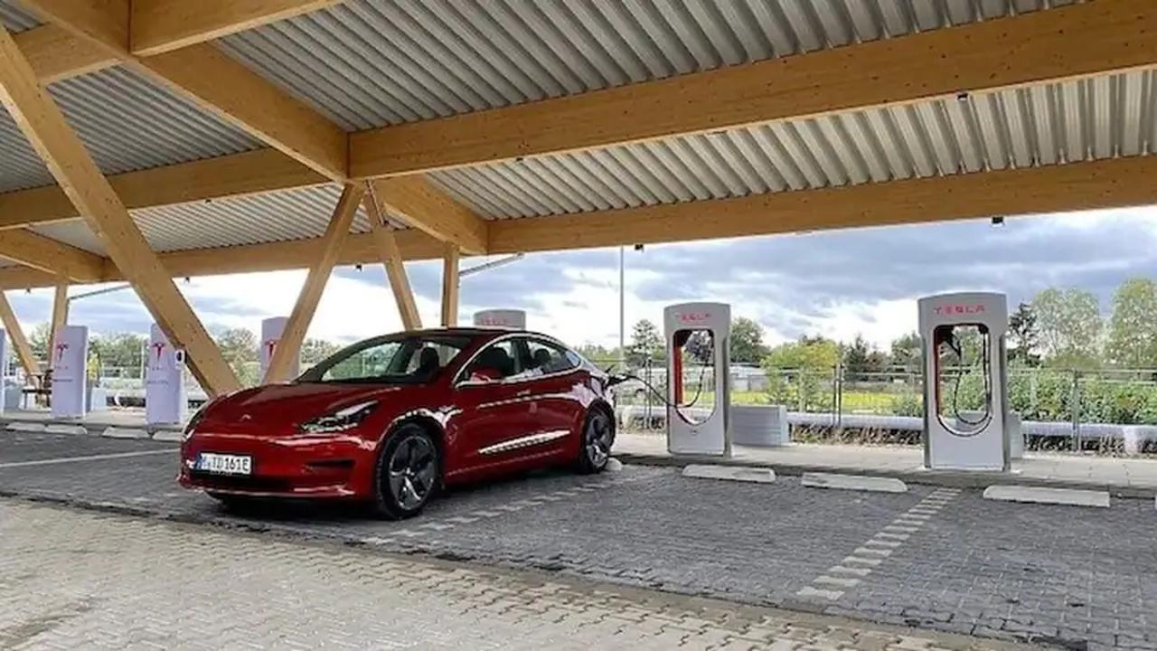 Tesla Supercharger: Laden E-Auto-Fahrer bald dort mit einem besonderen Adapter?