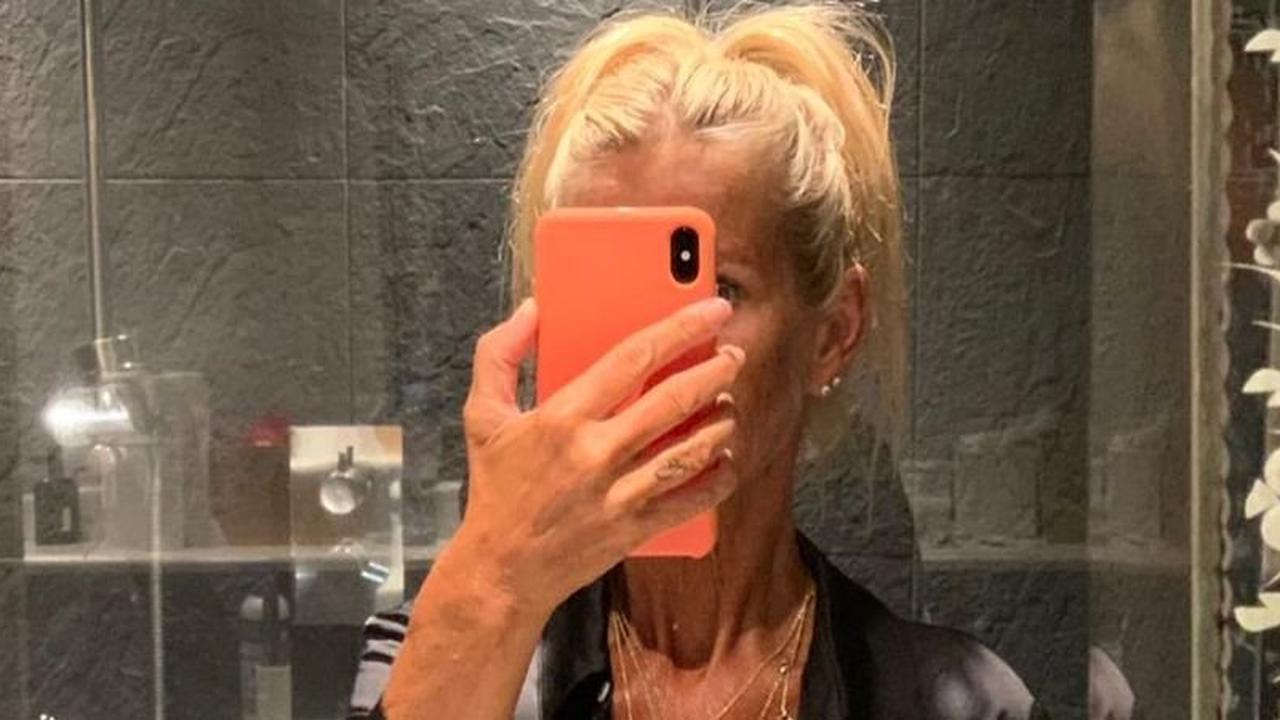 Sexy Selfie: Ulrika Jonsson posiert ohne BH vor dem Spiegel