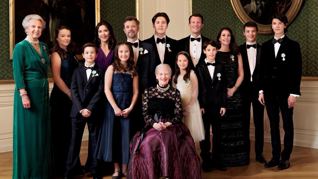 Königin Margrethe und ihre Familie strahlen in den schönsten Outfits