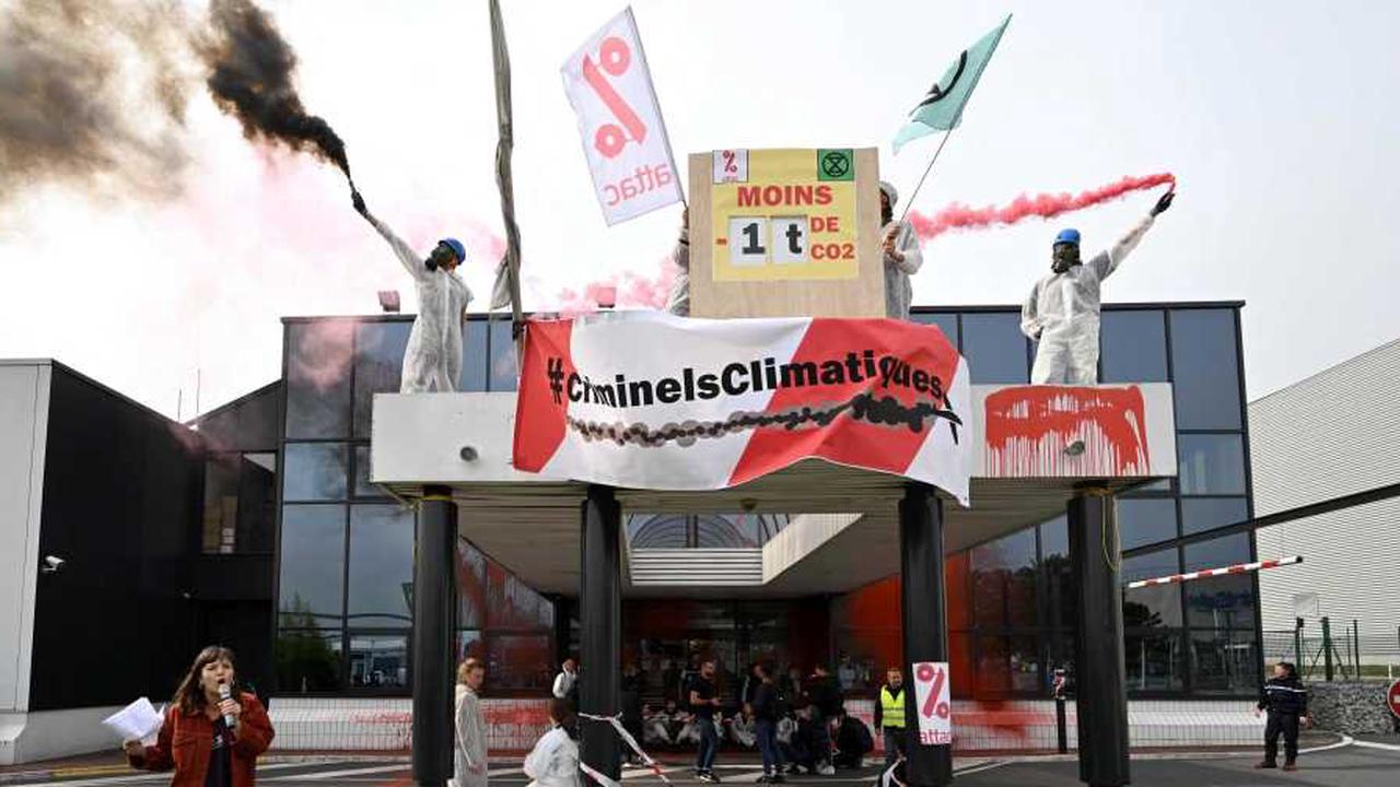Des militants d’Attac et d’Extinction Rebellion bloquent un terminal au Bourget pour protester contre les jets privés