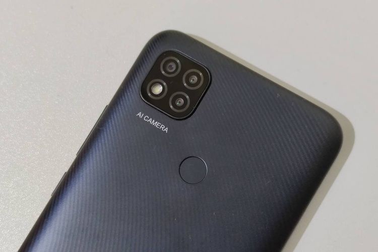 Bagian punggung Redmi 9C, dilengkapi dengan triple-camera dan pemindai sidik jari