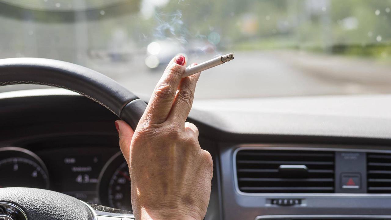Rauchen im Auto: Wer gegen Verbot verstößt, muss 3.000 Euro Strafe zahlen