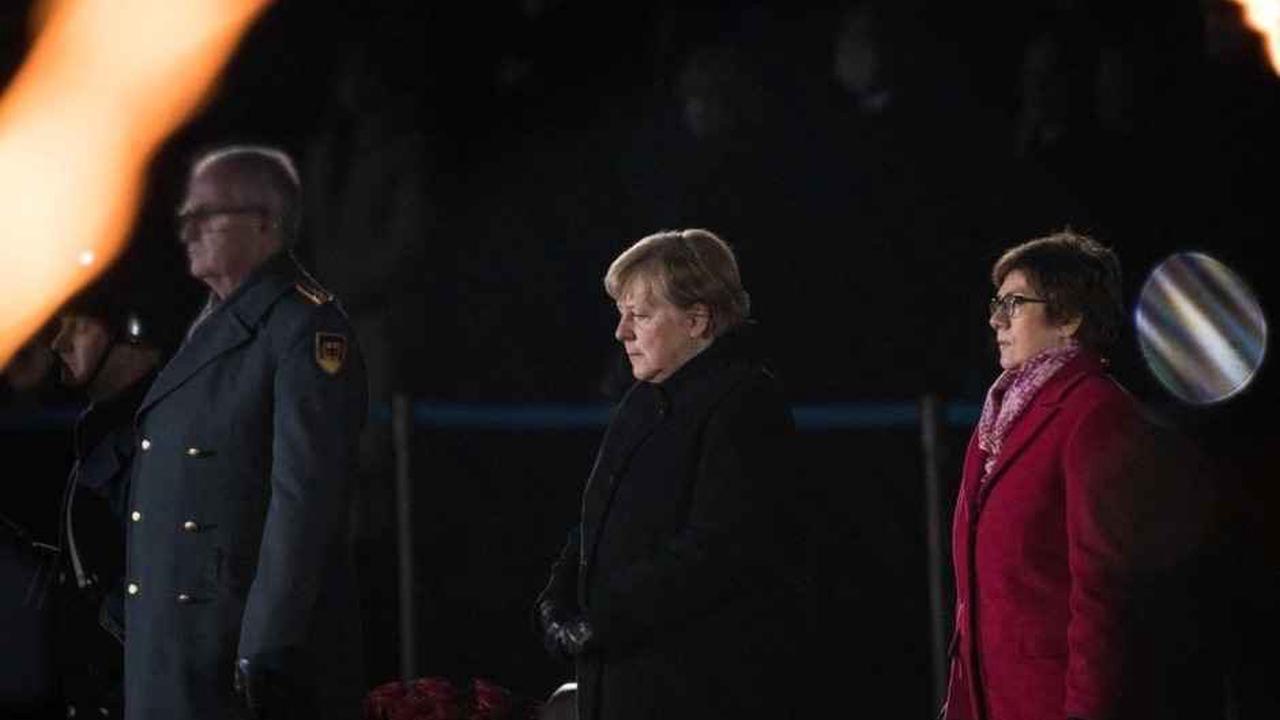 Fotos: Bundeswehr ehrt Angela Merkel mit Großem Zapfenstreich