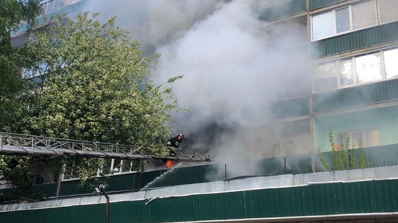30 человек эвакуированы и трое спасены из горящего дома в Пензенской области