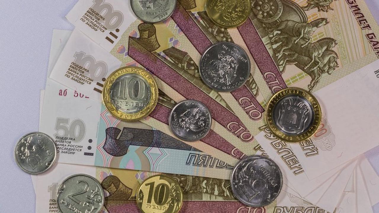 Курс рубля на Мосбирже вновь упал