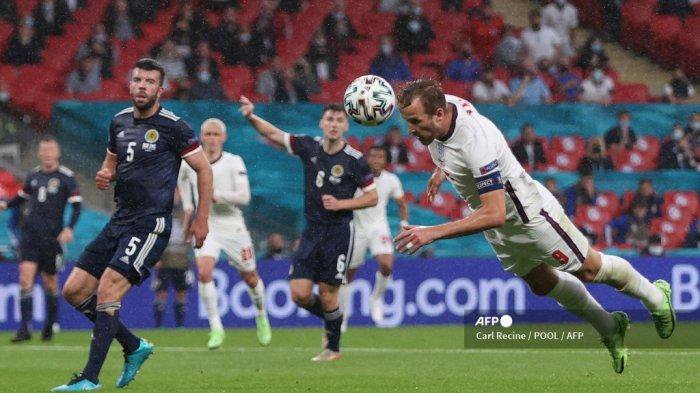 Penyerang Inggris Harry Kane (kanan) menyundul bola saat pertandingan sepak bola Grup D UEFA EURO 2020 antara Inggris dan Skotlandia di Stadion Wembley di London pada 18 Juni 2021.
Carl Recine / POOL / AFP