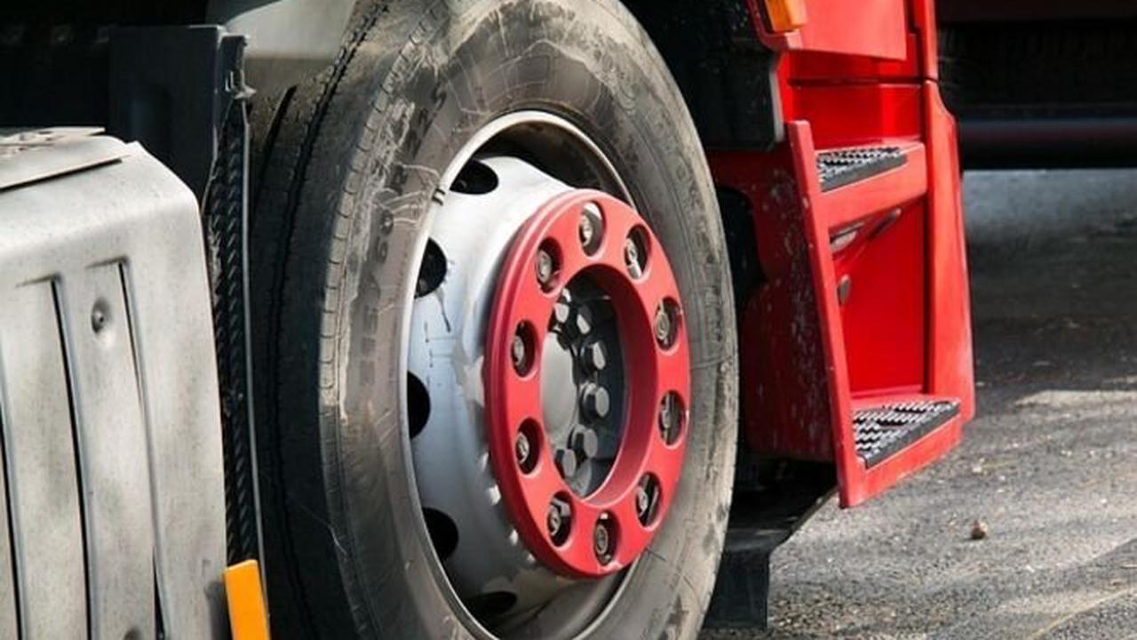 Lkw-Fahrer verliert Paletten: Unfall auf B14 in Stuttgart