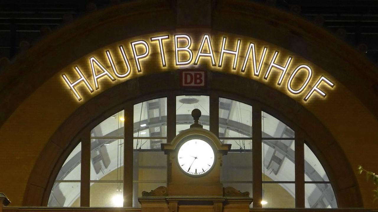 Hauptbahnhof Erfurt: Polizei gibt betrunkenem Schwarzfahrer besonderes „Andenken“ mit – dafür muss er eine kuriose Gebühr zahlen