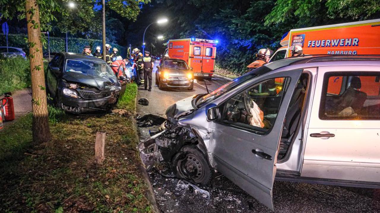 Kurve geschnitten: Mercedes-Fahrer lebensgefährlich verletzt