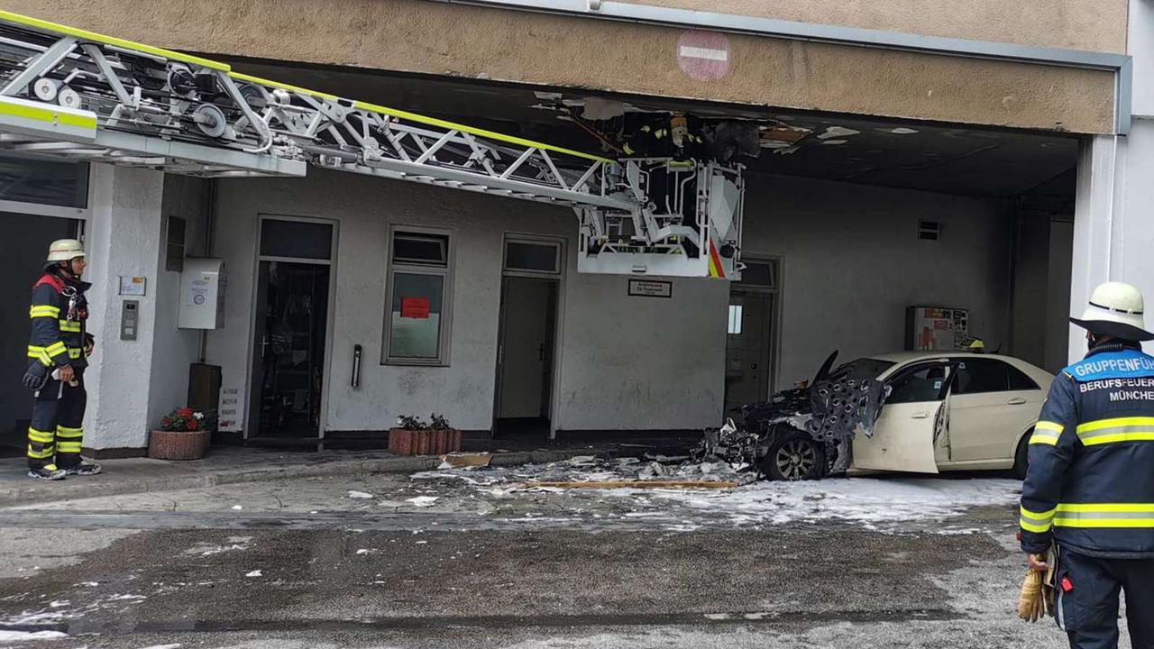 Taxi in München geht in Flammen auf ‒ Feuerwehr muss wegen Brand-Rauch auch zwei Bürogebäude stürmen