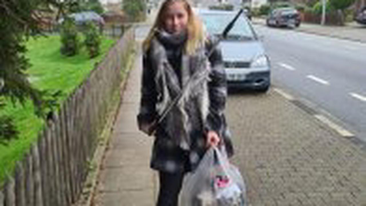 Mülheim: Junge Frau geht mit Hund spazieren – mitten auf der Straße macht sie diesen Ekel-Fund