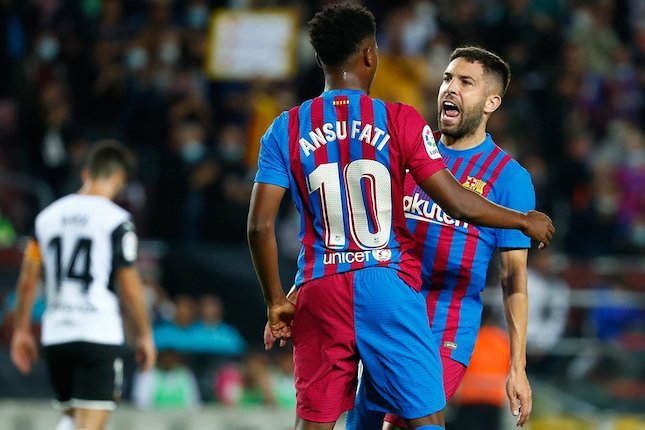 Selebrasi Jordi Alba dan Ansu Fati, Barcelona vs Valencia, La Liga 2021/22 (c) AP Photo