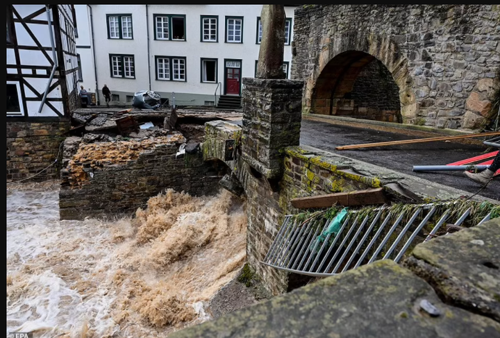 20 dead and 70 people missing as floods destroy buildings and leave families trapped on rooftops in Germany (photos)