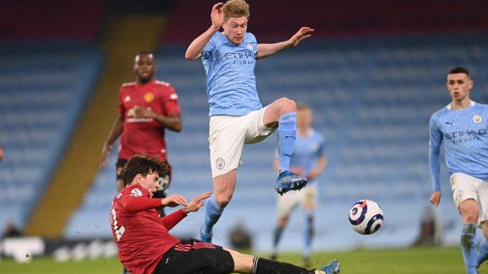 Kevin De Bruyne dan Victor Lindelof di Liga Inggris Manchester City vs Manchester United di Stadion Etihad di Manchester, 7 Maret 2021.