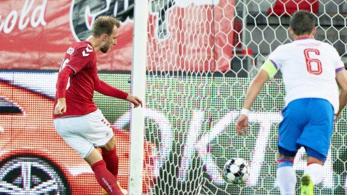 Gelandang Denmark Christian Eriksen mencetak skor 2-0 selama pertandingan sepak bola persahabatan antara Denmark dan Kepulauan Faroe di Herning, Denmark, pada 7 Oktober 2020.