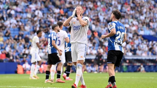 BARCELONA, SPAIN - OCTOBER 03: Karim Benzema of Real Madrid reacts after missing a chance during the La Liga Santander match between RCD Espanyol and Real Madrid CF at RCDE Stadium on October 03, 2021 in Barcelona, Spain. (Photo by David Ramos/Getty Images)