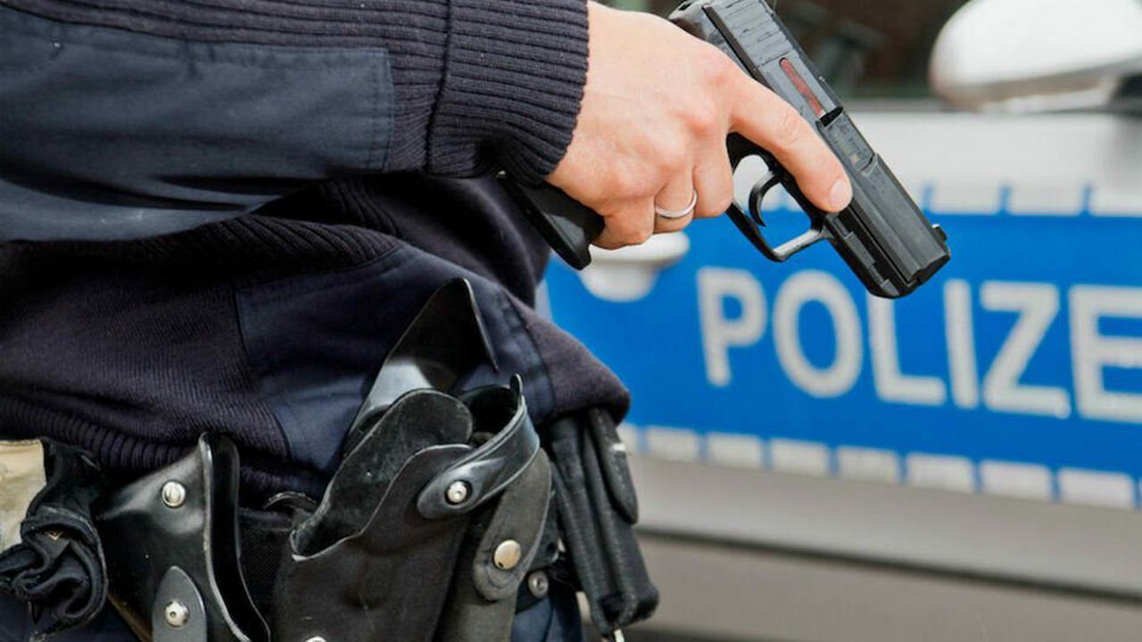 Beamte müssen Waffen ziehen: Polizei schießt Messerangreifer in Salzburg nieder