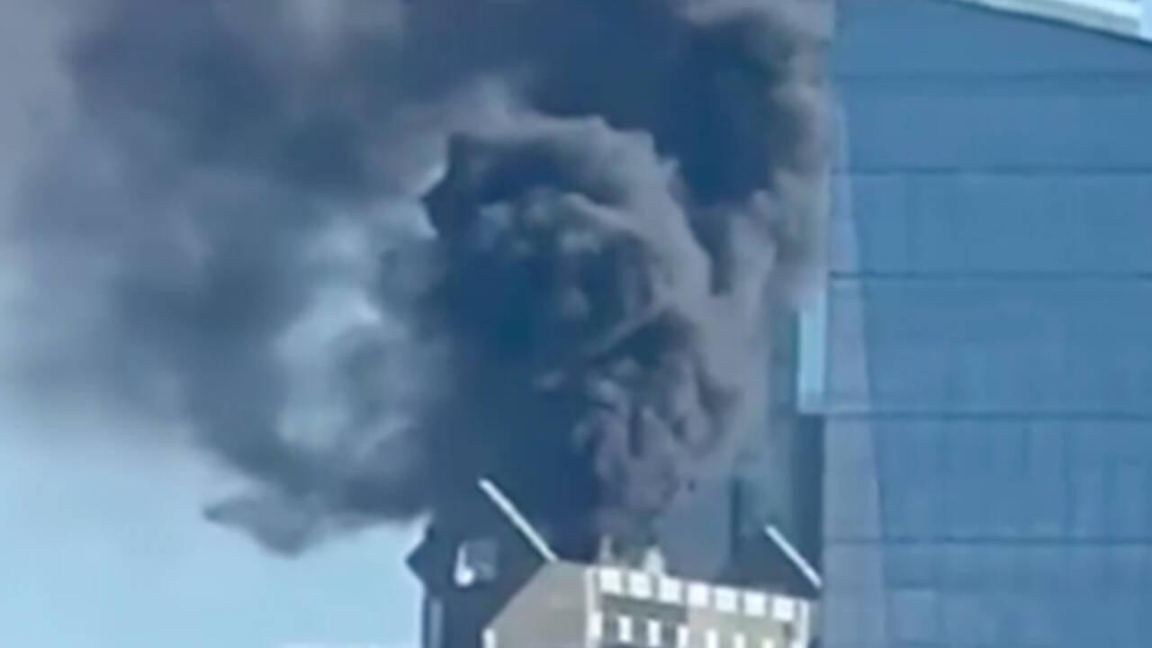 Мощный пожар на крыше американского небоскреба попал на видео